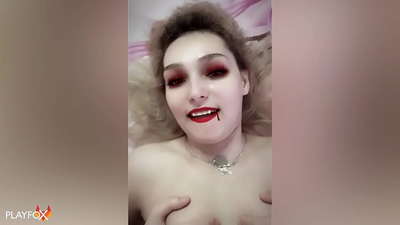 Ivan Helsing keras meniduri vampir seksi dan datang di pantatnya